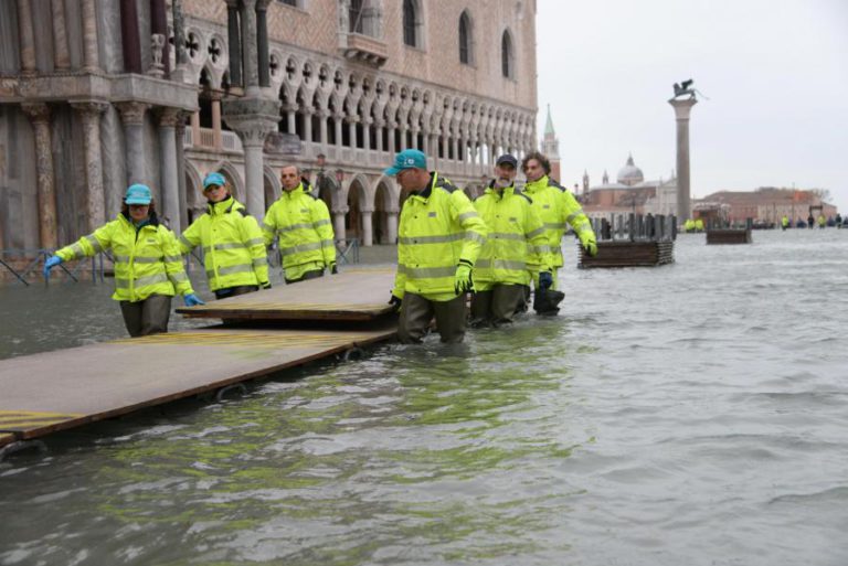 PRAÇA DE SÃO MARCOS EM VENEZA FECHADA DEVIDO A NOVA INUNDAÇÃO