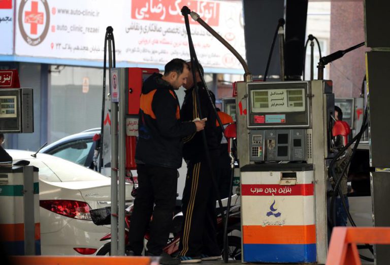 PROTESTOS EM VÁRIAS CIDADES DO IRÃO CONTRA AUMENTO DO PREÇO DA GASOLINA