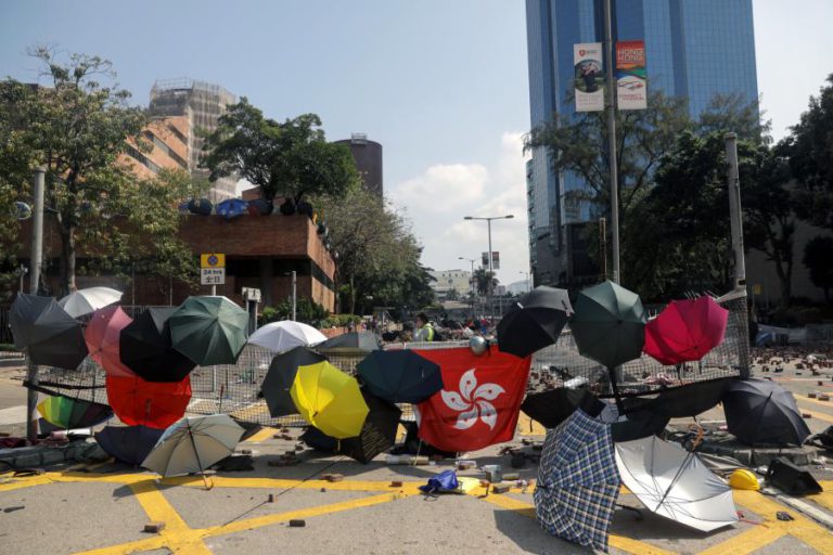 CONTROLO FRONTEIRIÇO’ E CATAPULTAS GUARDAM “UNIVERSIDADE DOS REVOLTOSOS” EM HONG KONG