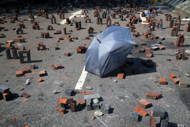 EXÉRCITO CHINÊS SAIU DAS CASERNAS PARA AJUDAR A LIMPAR AS RUAS DE HONG KONG
