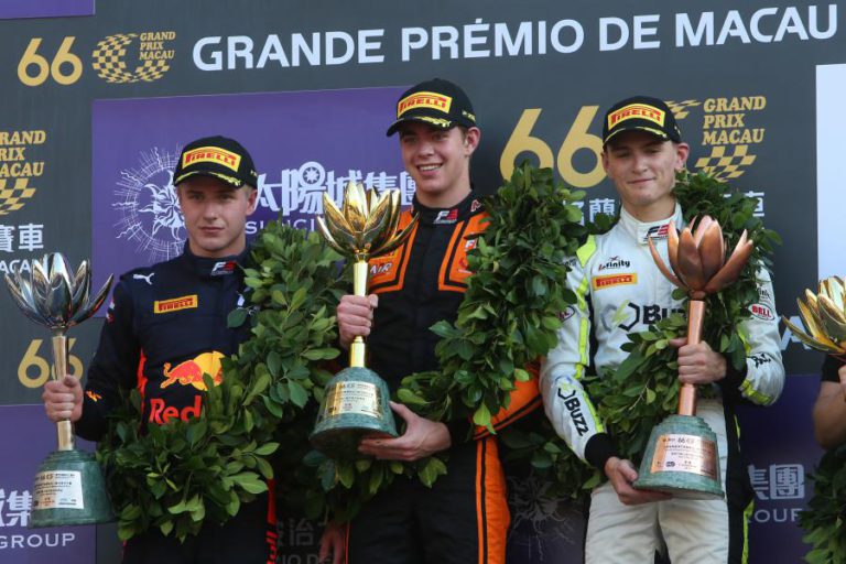 HOLANDÊS RICHARD VERSCHOOR VENCE F3 DO GP MACAU