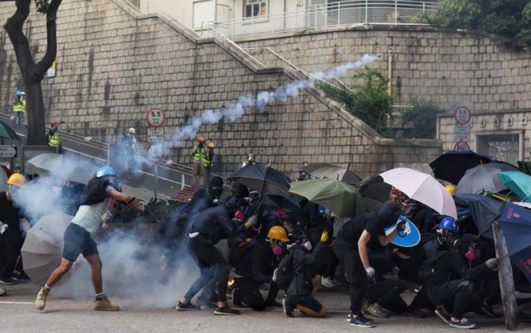 CHINA NÃO FICARÁ PARADA SE SITUAÇÃO EM HONG KONG SE DESCONTROLAR – EMBAIXADOR