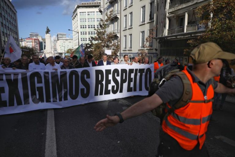 ELEMENTOS DAS PSP E DA GNR EM PROTESTO EXIBEM FAIXA A EXIGIR RESPEITO
