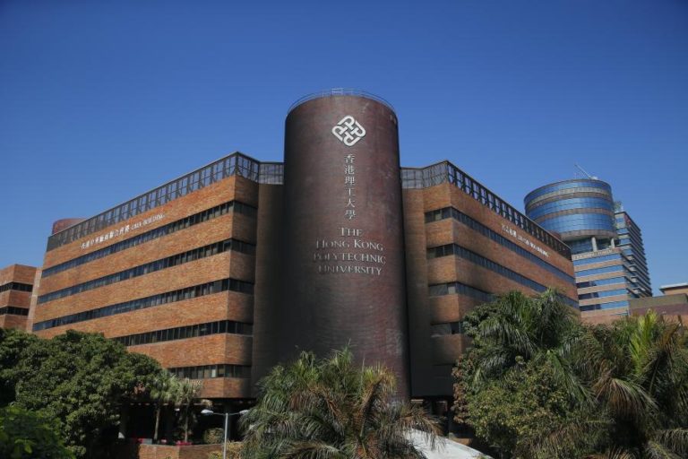 APENAS UMA PESSOA ENCONTRADA EM REVISTA À UNIVERSIDADE CERCADA EM HONG KONG