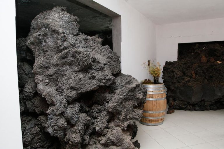 CASA COM LAVA DENTRO VIRA PONTO TURÍSTICO CINCO ANOS DEPOIS DA ERUPÇÃO NO FOGO