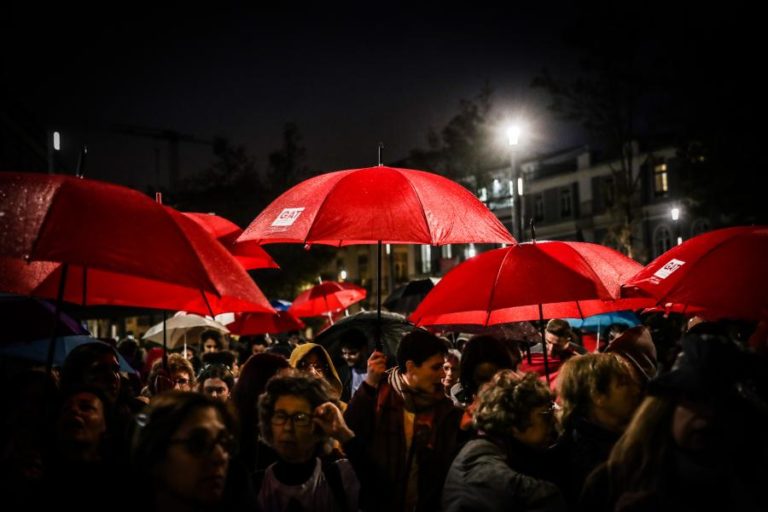 CENTENAS MARCHAM EM LISBOA EM “LUTO PELO ASSASSINATO DE TRÊS MULHERES POR MÊS”