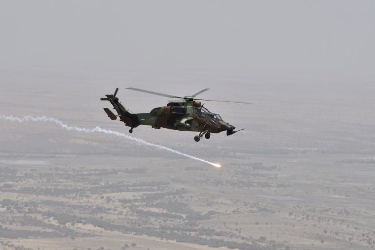 TREZE SOLDADOS FRANCESES MORREM EM ACIDENTE COM DOIS HELICÓPTEROS NO MALI