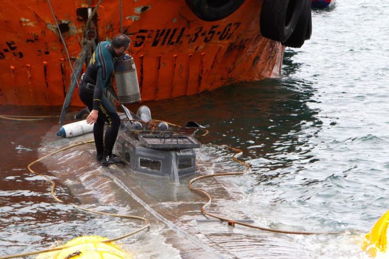 AUTORIDADES ESPANHOLAS RETIRAM NARCOSUBMARINO DA RIA DE ALDÁN