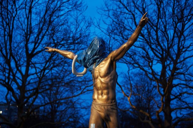 ADEPTOS DO MALMO VANDALIZAM ESTÁTUA DE IBRAHIMOVIC E APELIDAM O JOGADOR DE JUDAS
