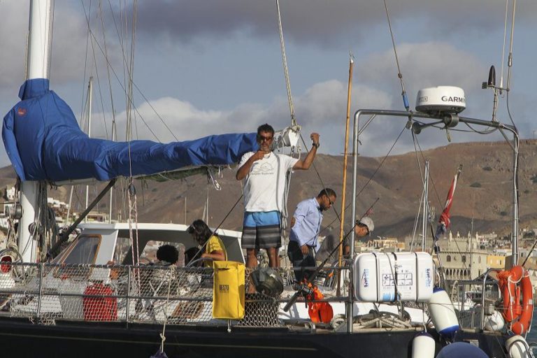 DEIXARAM TUDO PARA TRÁS PARA DAR A VOLTA AO MUNDO NUM BARCO À VELA COM TRÊS FILHOS