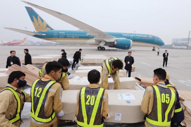REPATRIADOS RESTOS MORTAIS DE VIETNAMITAS ENCONTRADOS EM CAMIÃO NO REINO UNIDO