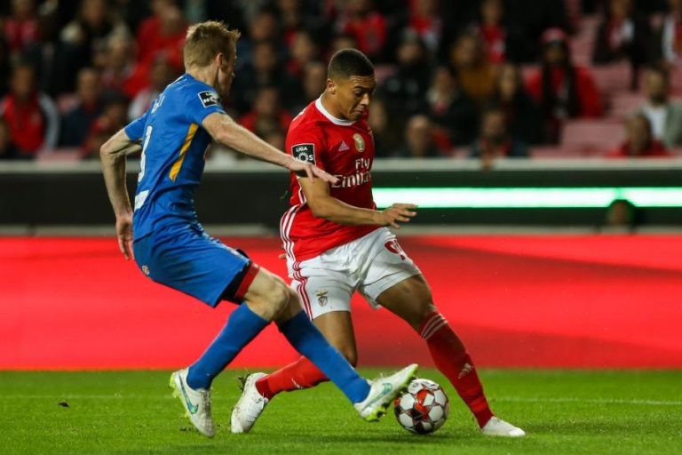 BENFICA SEGURA LIDERANÇA COM GOLEADA AO MARÍTIMO E ‘HAT-TRICK’ DE VINICIUS