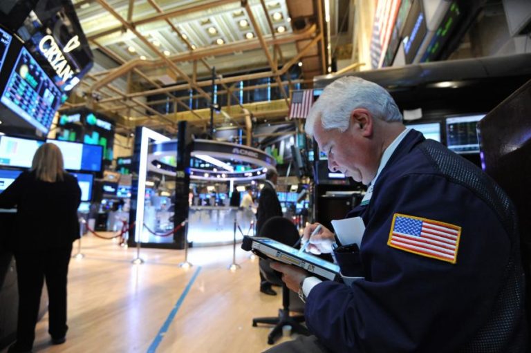 WALL STREET FECHA EM BAIXA NO INÍCIO DE UMA SEMANA CHEIA PARA OS INVESTIDORES
