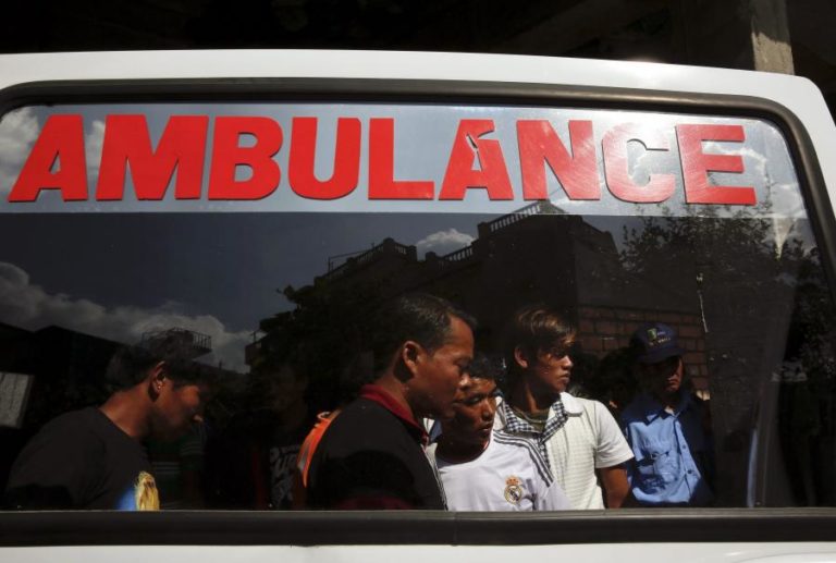 COLISÃO ENTRE AMBULÂNCIA E CAMIÃO FAZ SEIS MORTOS NO NEPAL