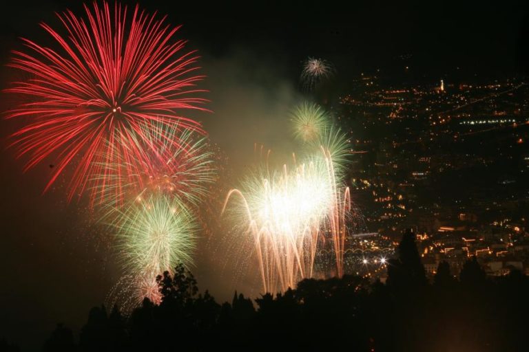 MADEIRA FESTEJA NOVO ANO COM ESPETÁCULO PIROTÉCNICO DE UM MILHÃO DE EUROS