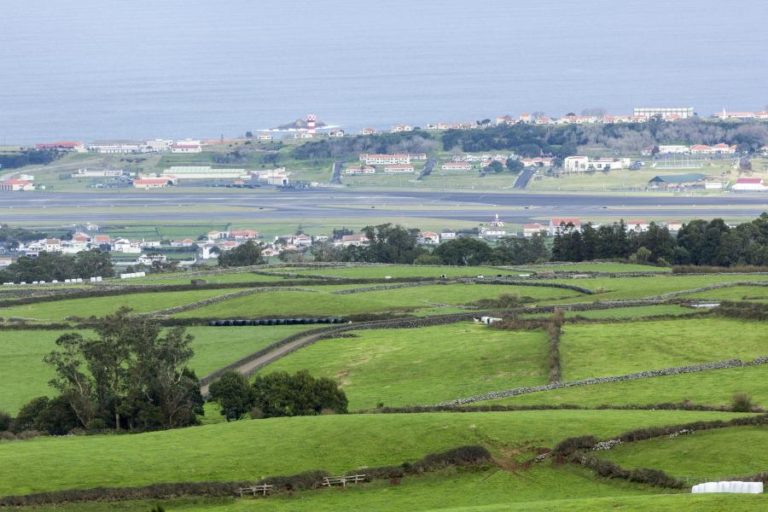 GREVE ÀS HORAS EXTRA NA AEROGARE CIVIL DAS LAJES COM ADESÃO A 100% MAS POUCO IMPACTO