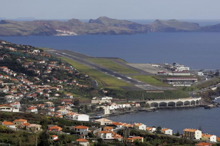 MAU TEMPO: AEROPORTO DA MADEIRA COMEÇA A NORMALIZAR