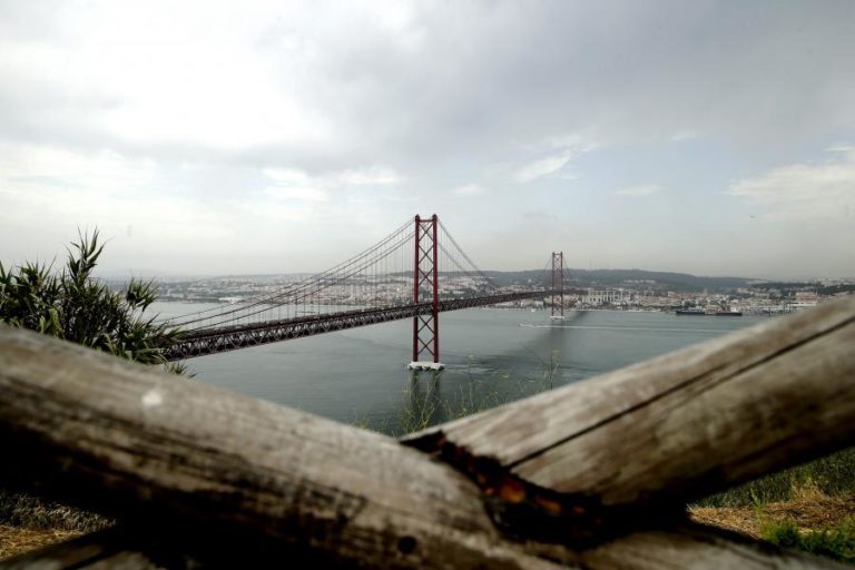 CIRCULAÇÃO NA PONTE 25 DE ABRIL INTERDITADA A VEÍCULOS PESADOS COM LONA E CICLOMOTORES DEVIDO AO MAU TEMPO