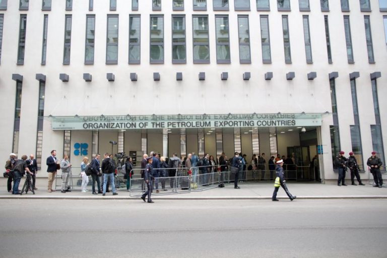 ORGANIZAÇÃO DOS PAÍSES EXPORTADORES DE PETRÓLEO E ALIADOS DECIDEM NOVO CORTE NA OFERTA DE PETRÓLEO