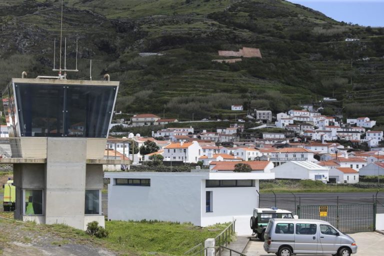 PR ATERROU NA ILHA CORVO PARA PASSAR NOITE DE FIM DE ANO NOS AÇORES