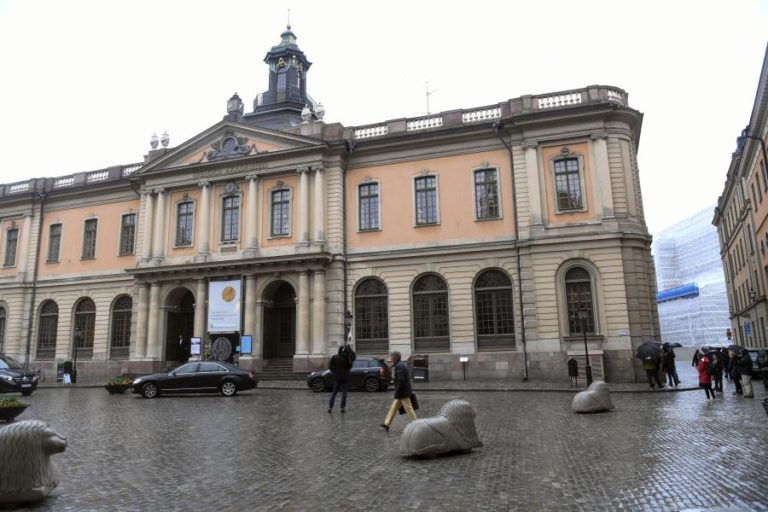 DOIS MEMBROS DO COMITÉ DO PRÉMIO NOBEL DA LITERATURA DEMITEM-SE