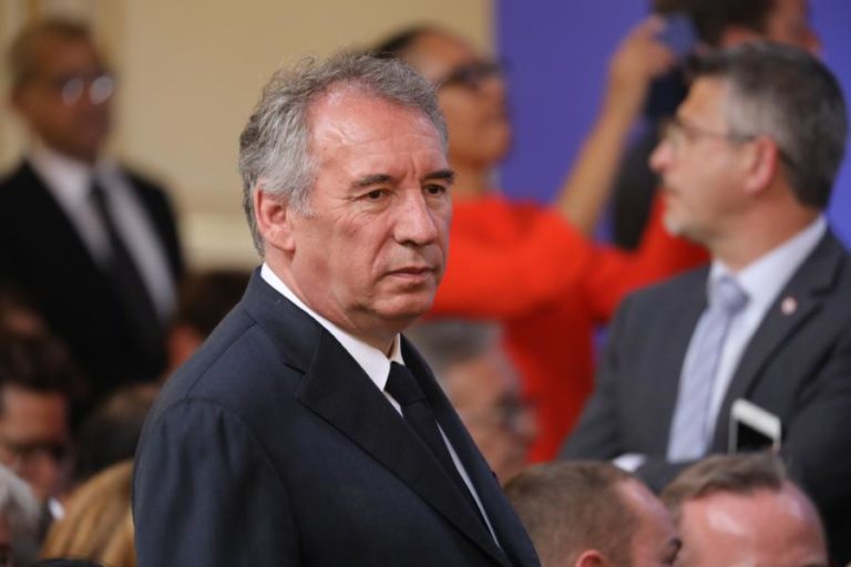 EX-MINISTRO FRANCÊS FRANÇOIS BAYROU ACUSADO DE CUMPLICIDADE NA APROPRIAÇÃO DE FUNDOS