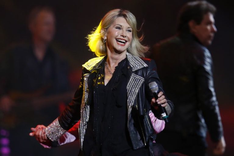 ATRIZ OLIVIA NEWTON-JOHN E SAM MENDES CONDECORADOS PELA RAINHA ISABEL II