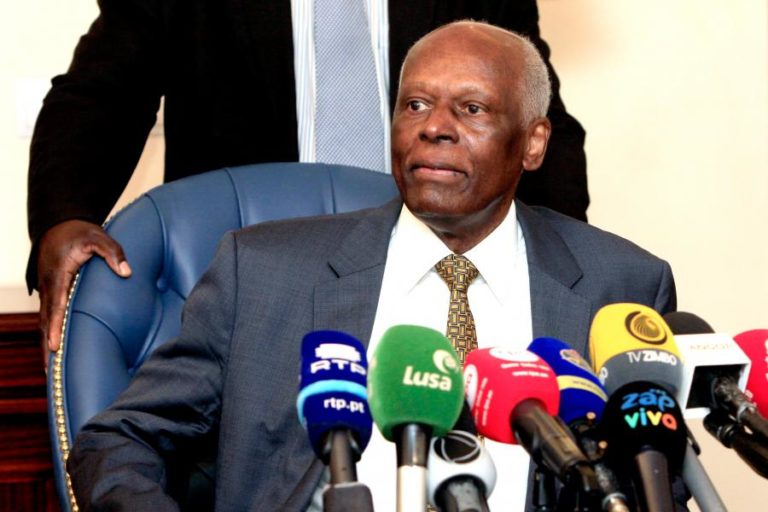 CARA DE JOSÉ EDUARDO DOS SANTOS SUBSTITUÍDA POR AGOSTINHO NETO NAS NOTAS EM ANGOLA