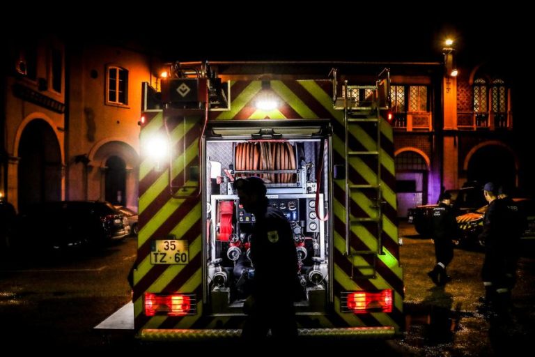 INCÊNDIO CONSUMIU ÚLTIMO PISO DO ANTIGO HOSPITAL MARIA PIA, NO PORTO