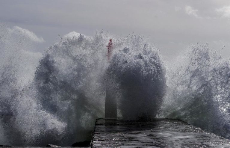 MAU TEMPO: AGITAÇÃO MARITIMA MOTIVA AVISO EM TODA A COSTA DE PORTUGAL CONTINENTAL