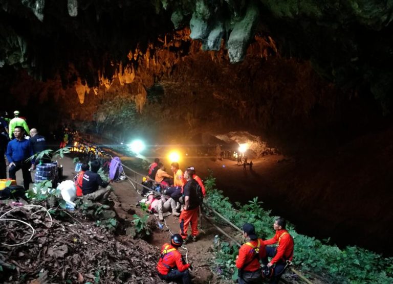MERGULHADOR MORRE DE INFEÇÃO CONTRAÍDA QUANDO SALVOU CRIANÇAS DE GRUTA NA TAILÂNDIA