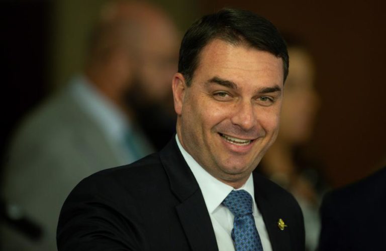 FILHO MAIS VELHO DE BOLSONARO SUSPEITO DE BRANQUEAR 141 MIL EUROS