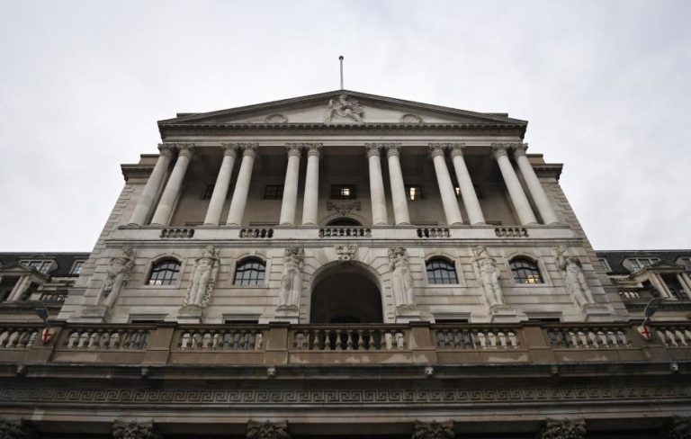 BANCO DE INGLATERRA MANTÉM TAXAS DE JURO DEVIDO AOS RISCOS QUE AINDA PERSISTEM PARA A ECONOMIA