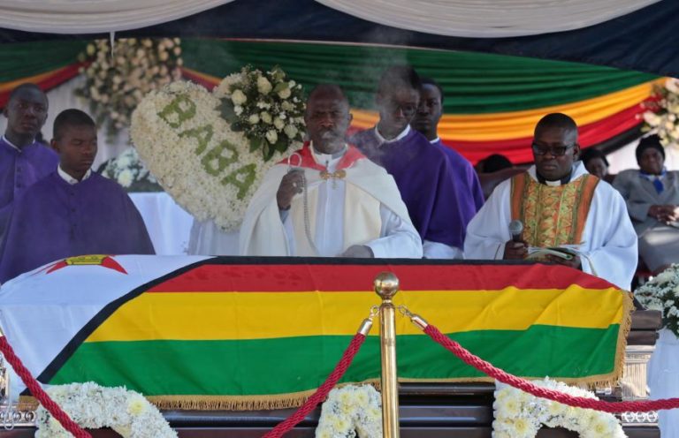 MUGABE DEIXOU FORTUNA DE 10 MILHÕES DE DÓLARES E CASAS MAS CRÍTICOS ACHAM POUCO