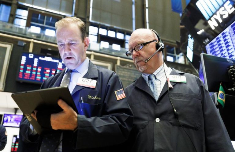 WALL STREET FECHA EM QUEDA LIGEIRA EM DIA DE SESSÃO MAIS CURTA