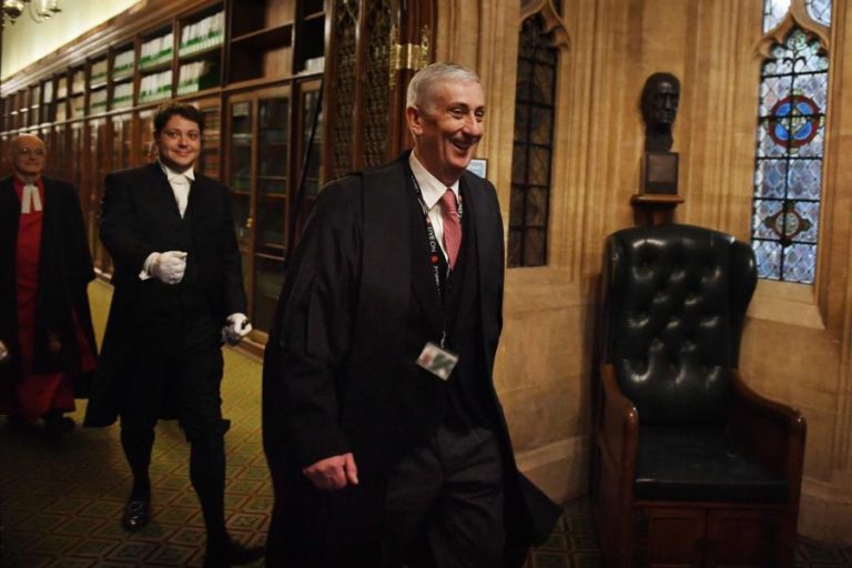 DEPUTADO TRABALHISTA LINDSAY HOYLE REELEITO PRESIDENTE DA CÂMARA DOS COMUNS