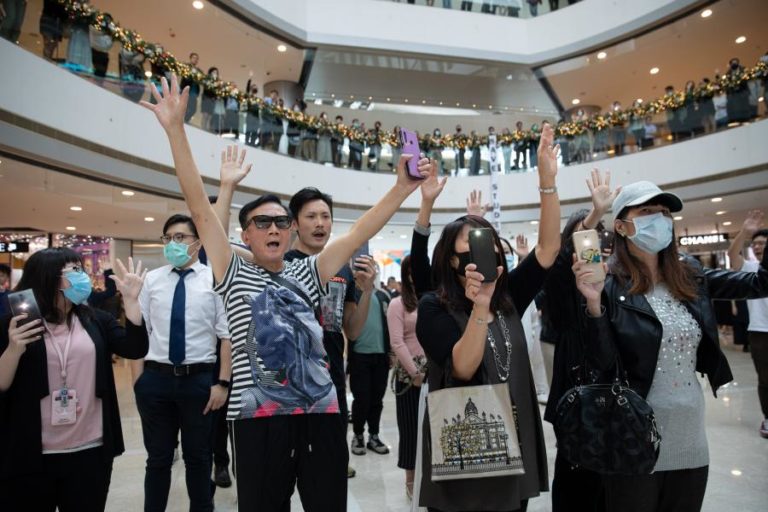 VÁRIOS PROTESTOS MARCADOS PARA BAIRROS FESTIVOS E CENTROS COMERCIAIS DE HONG KONG