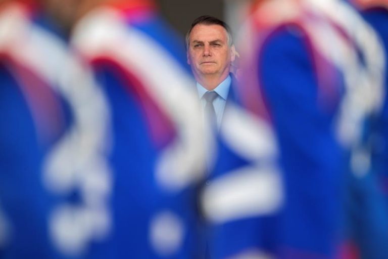 BOLSONARO CRITICA PROCURADORES QUE INVESTIGAM O FILHO NO RIO DE JANEIRO