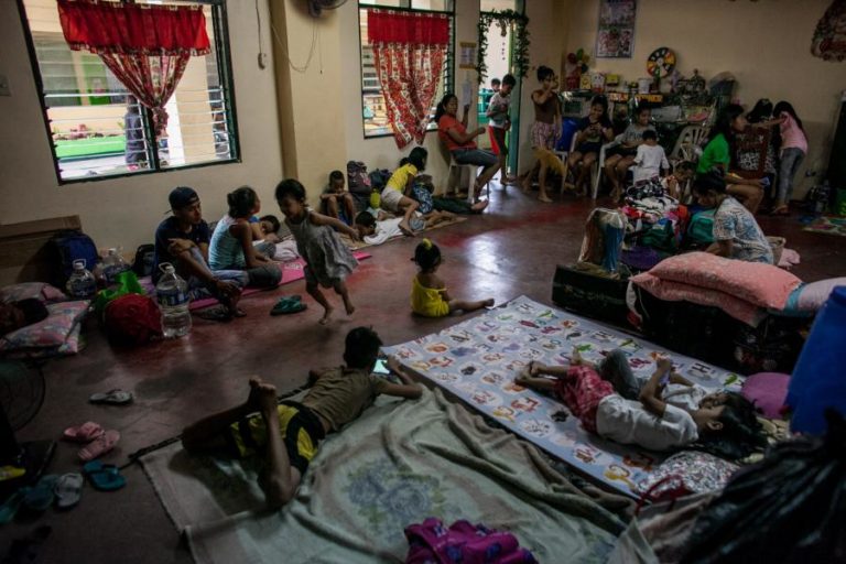 DEZENAS DE MILHARES DE PESSOAS RETIRADAS NAS FILIPINAS DEVIDO À APROXIMAÇÃO DO TUFÃO KANMURI