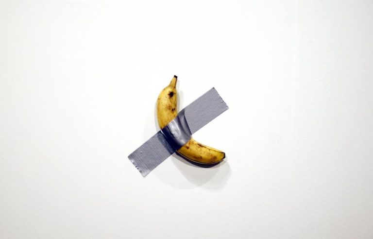 BANANA INCLUÍDA NA OBRA DE ARTE “COMEDIAN” FOI COMIDA DURANTE EXPOSIÇÃO
