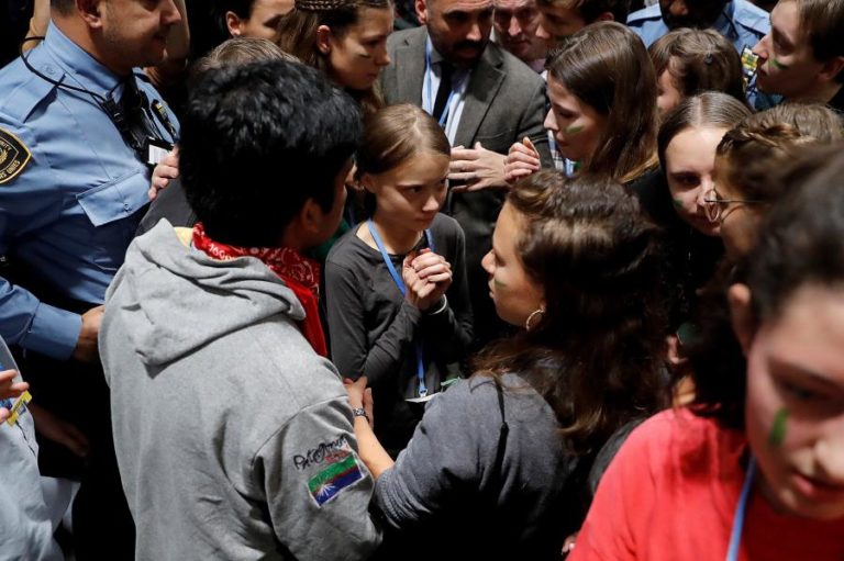 GRETA THUNBERG ABANDONA MARCHA PELO CLIMA EM VEÍCULO ELÉTRICO DEVIDO A MULTIDÃO