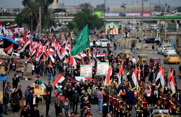 HOMENS ARMADOS MATAM 12 MANIFESTANTES E FEREM OUTROS 30 EM BAGDAD