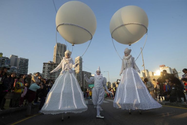 DESFILE INTERNACIONAL ENCHE RUAS DE MACAU COM MILHARES DE CURIOSOS E 1.800 ARTISTAS