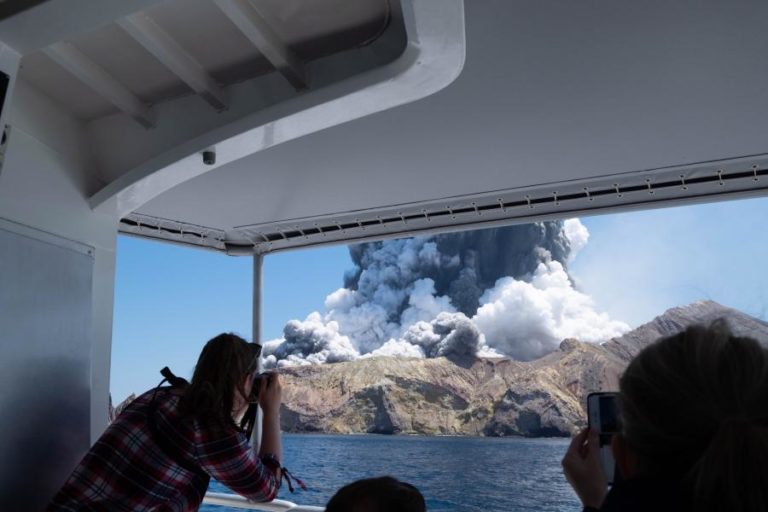 ERUPÇÃO VULCÂNICA NA NOVA ZELÂNDIA PROVOCA CINCO MORTOS, OITO DESAPARECIDOS E 31 INTERNADOS