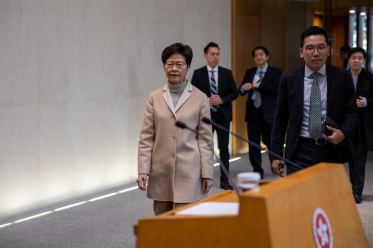 HONG KONG: CHEFE DO EXECUTIVO PROMETE INVESTIGAR PROFESSORES DETIDOS NOS PROTESTOS