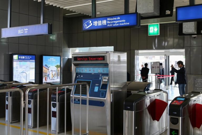 AVARIA MARCA PRIMEIRO DIA DO METRO LIGEIRO DE MACAU