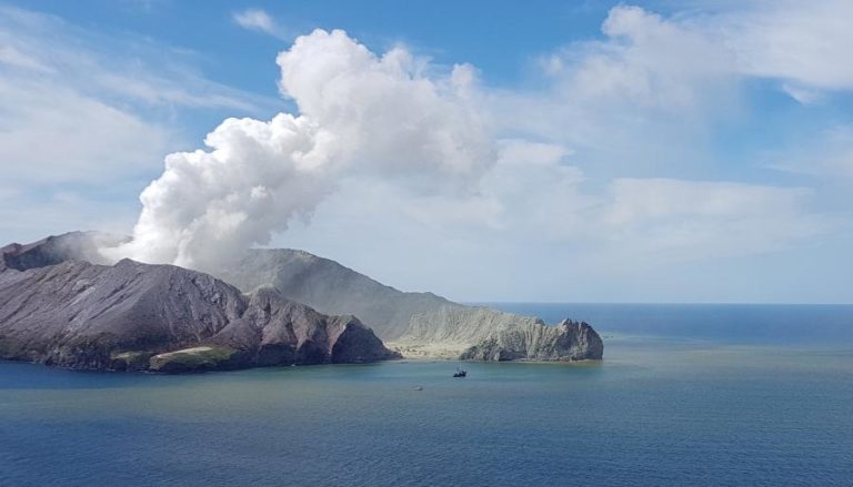 POLÍCIA DA NOVA ZELÂNDIA ADMITE PELO MENOS 14 MORTOS DEVIDO A ERUPÇÃO DO VULCÃO WHAKAARI