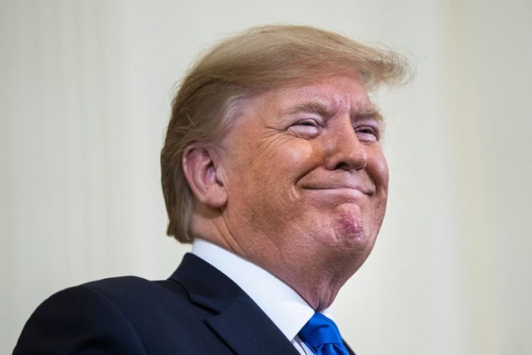 TRUMP CONSIDERA ESCOLHA DE GRETA THUNBERG PELA TIME “RIDÍCULA” E SUGERE-LHE QUE RELAXE