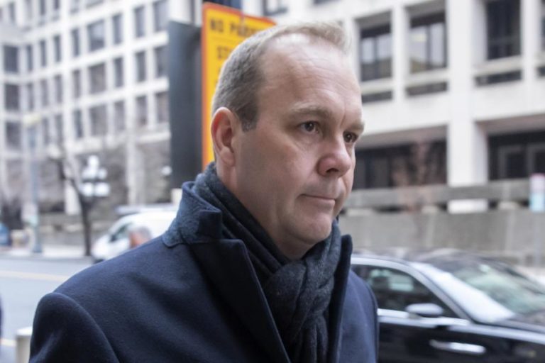 ANTIGO COLABORADOR DE TRUMP CONDENADO POR CONSPIRAÇÃO CONTRA OS EUA