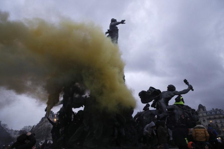 MANIFESTAÇÕES CONTRA REFORMA DE SISTEMA DE PENSÕES EM FRANÇA JUNTA 250 MIL